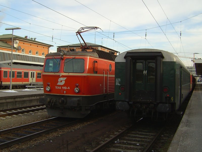 Die 1044 119 am 04.01.2008 in Passau HBF beim umfahren des Zuges. 
