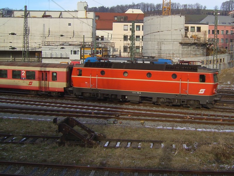 Die 1044 119 am 04.01.2008 mit einem EZ bei der Ausfahrt aus Passau HBF.