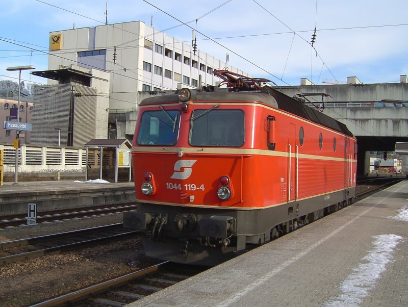 Die 1044 119 am 04.01.2008 in Passau Hbf. 