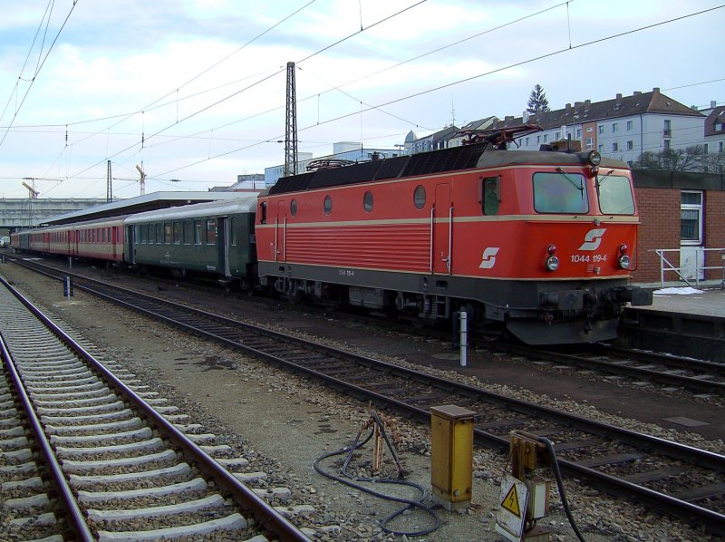 Die 1044 119 am 04.01.2008 mit einem Erlebniszug in Passau Hbf. 