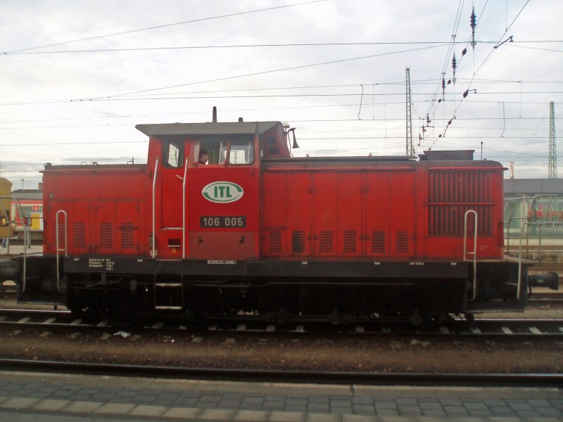 Die 106 005 der ITL am 11.01.08 im Bahnhof Cottbus.