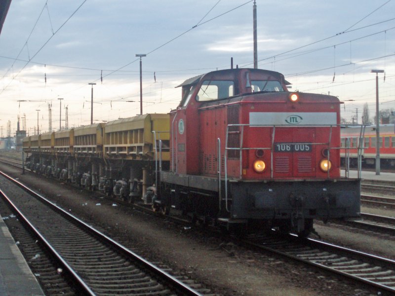 Die 106 005 der ITL mit einen Zug aus Selbstentladewagen im Bahnhof Cottbus am 11.1.08.