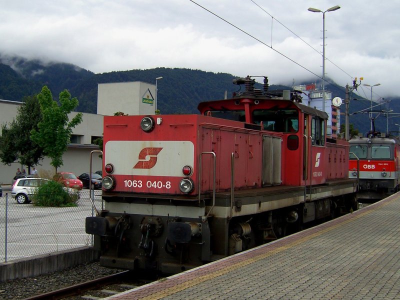 Die 1063 040 am 23.08.2008 ausgestellt in Wrgl Hbf anlsslich 150 Jahre Eisenbahnen in Tirol. 