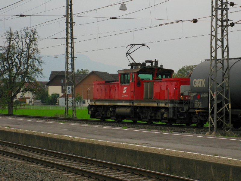 Die 1063 044 hatte heute ( 2.10.2009 ) einen schweren langen Gterzug am Hacken. Durch Lauterach nach Wolfurt.

Lg
