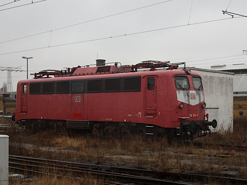 Die 110 103 abgestellt in Leipzig am 22.02.2009 (Fotografiert aus fahrendem Zug)