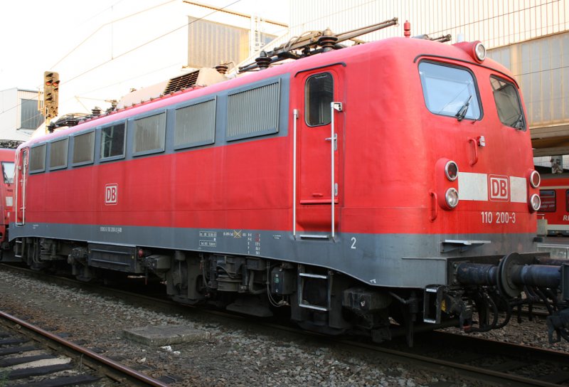 Die 110 200-3 und 110 243 waren ein Teil der berraschungen des Schadzuges, der von 115 293 am 14.10.2009 nach Dsseldorf HBF gebracht wurde