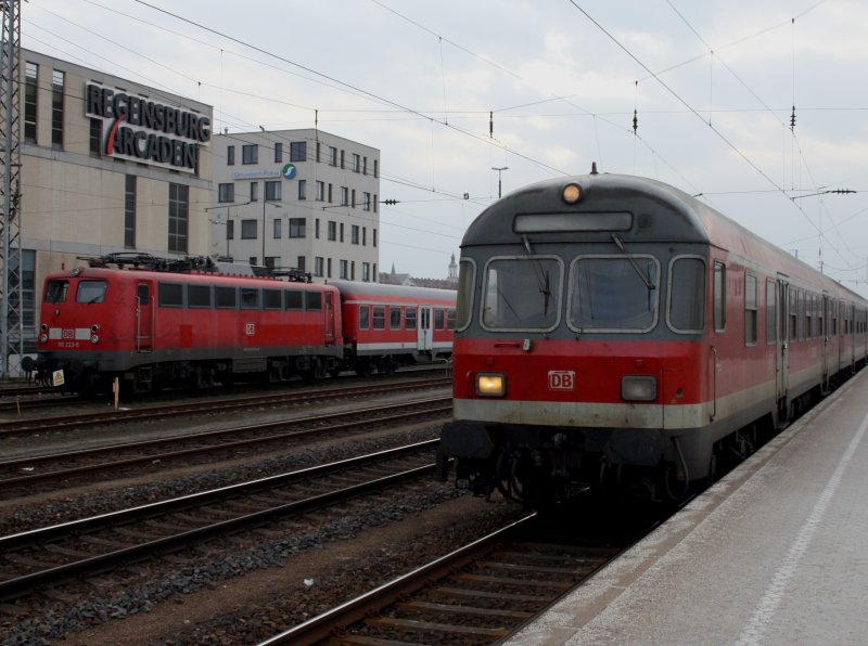 Die 110 223 abgestellt und eine RB am 14.03.2009 bei der Einfahrt in den Regensburger Hbf. (Bahnbildertreffen)