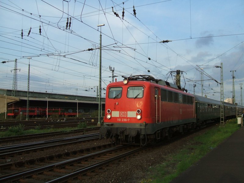 Die 110 236-7 mit Sonderzug bei der Ausfahrt aus dem Dortmunder Hbf.(30.09.2007)