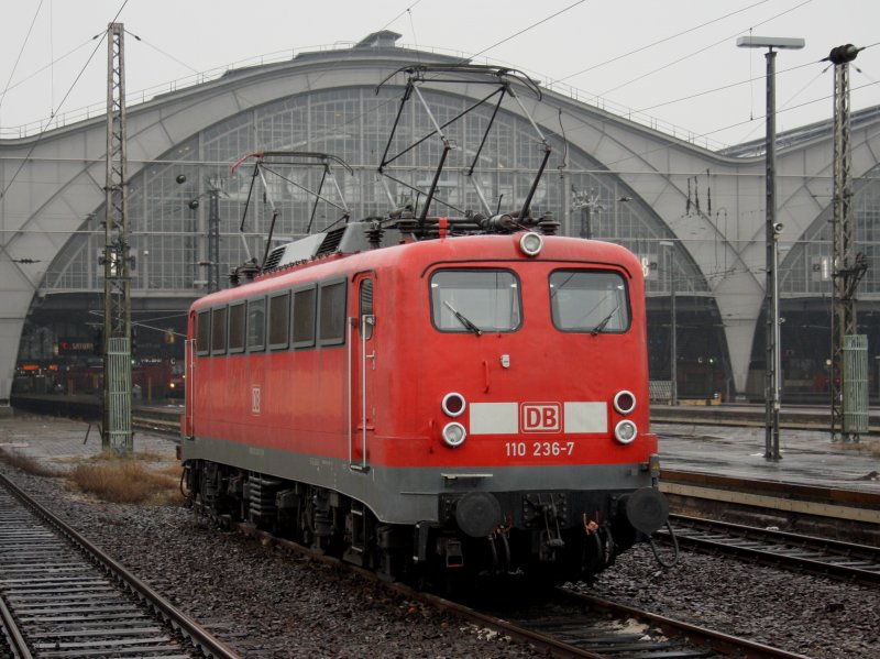 Die 110 236 am 22.02.2009 abgestellt in Leipzig Hbf und wartet auf Arbeit. 