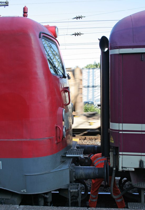 Die 110 243-3 wird an den Pilgerzug von Lourdes nach Emmerich am 23.05.2009 in Aachen Hbf angekuppelt