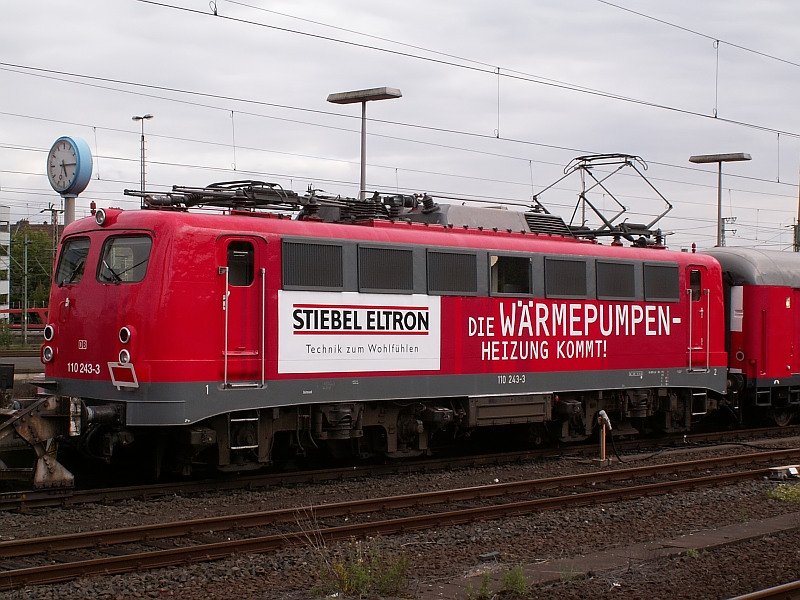 Die 110 243-3 zieht seit gestern den Stiebel Eltron Werbezug durch Deutschland. Das Foto stammt vom 11.09.2007 aus Dsseldorf.