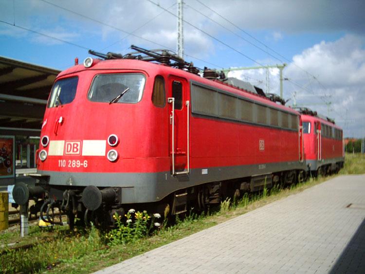 Die 110 289-6 wartet gemeinsam mit 110 353-0 auf ihrem nchsten Einsatz im Rostocker Hbf.Aufgenommen am 20.07.05