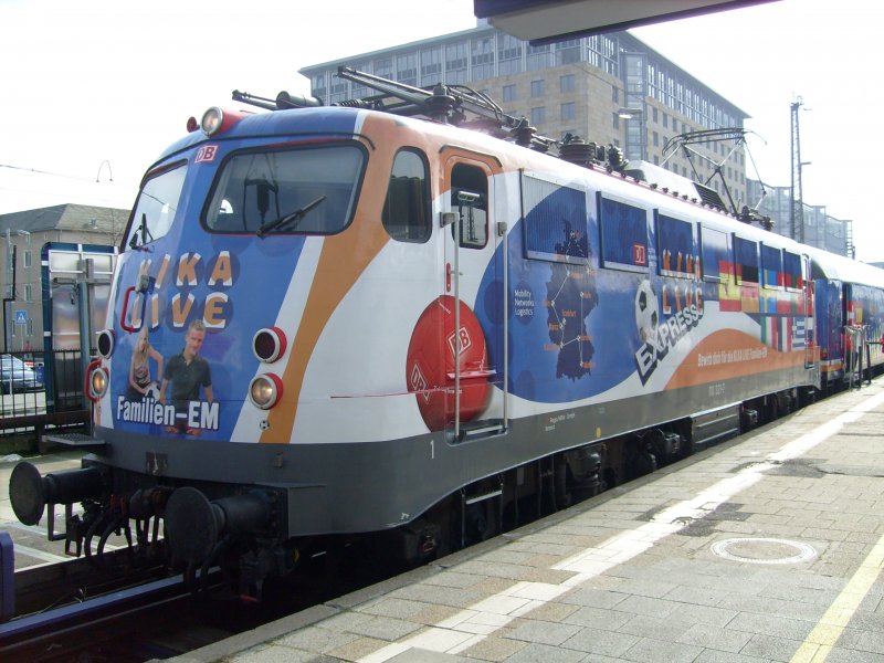 Die 110 321-7 mit Ihrem Werbezug der KiKa anlsslich der FuballWM 2oo8 im Frankfurter Hauptbahnhof ihren halt machte.