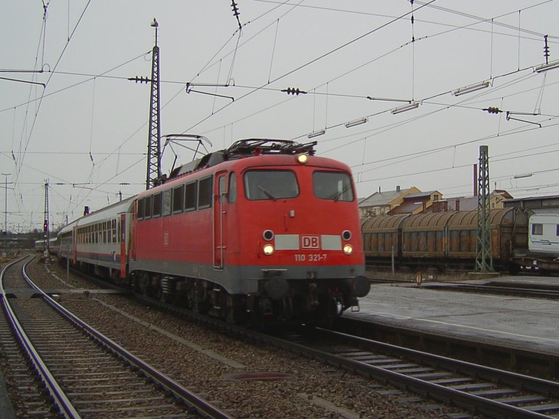 Die 110 321 mit einem Ski Sonderzug bei der Durchfahrt am 02.02.2008 in Rosenheim 