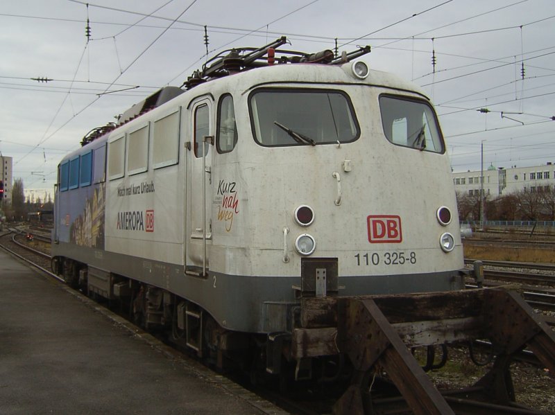 Die 110 325 (Ameropa) am 01.12.2007 in Mnchen Ost abgestellt auf einem Abstellgleis. 