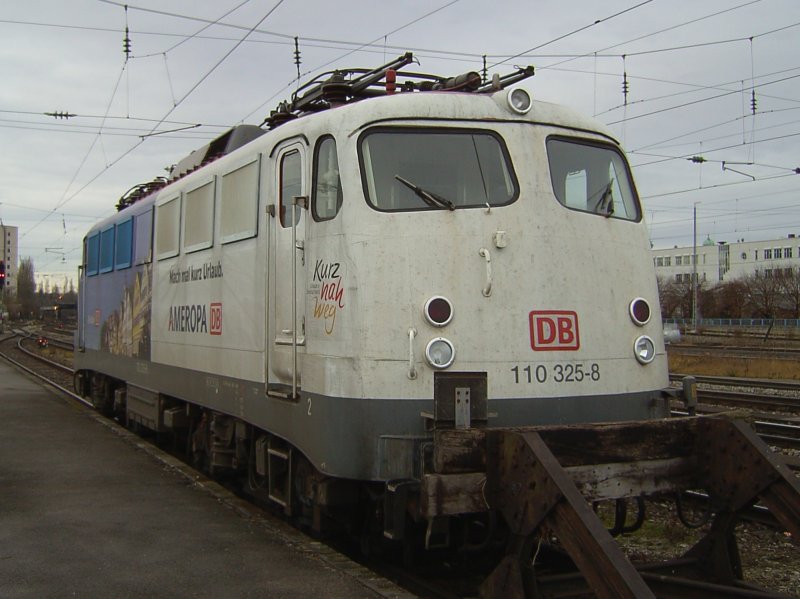 Die 110 325 (Ameropa) am 01.12.2007 in M�nchen Ost abgestellt auf einem Abstellgleis. 