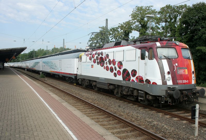 Die 110 329-8 mit ihrem Science Express in Neuss am 24.05.2009