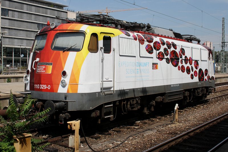 Die 110 329 (Expedition Zukunft SCIENC Express) am 01.08.2008 abgestellt im Stuttgarter Hbf. 