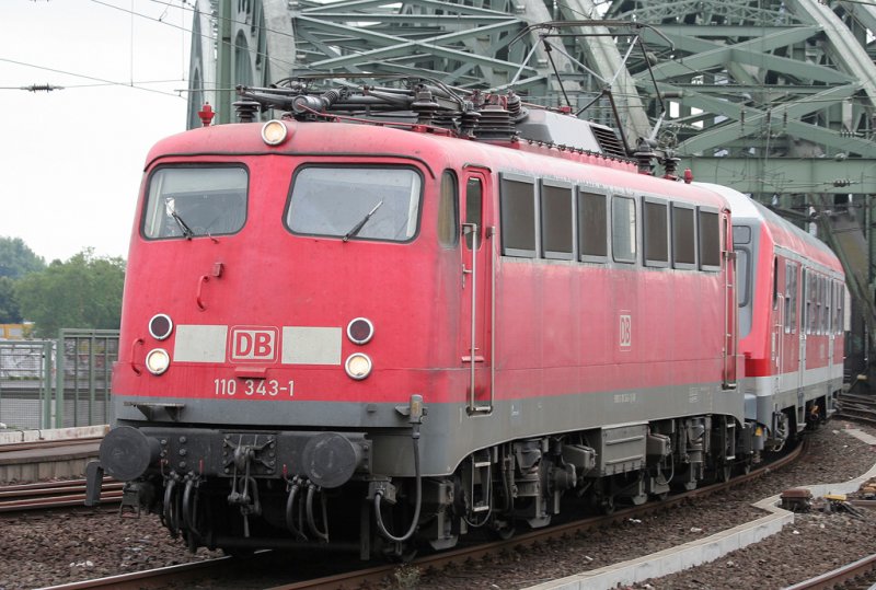 Die 110 343-1 zieht den Schadzug mit Wittenberger Steuerwagen, IC- Wagen, Dostos und Silberlingen aus dem Deutzerfeld ber die Hohenzollernbrcke, aufgenommen am 02.08.2009