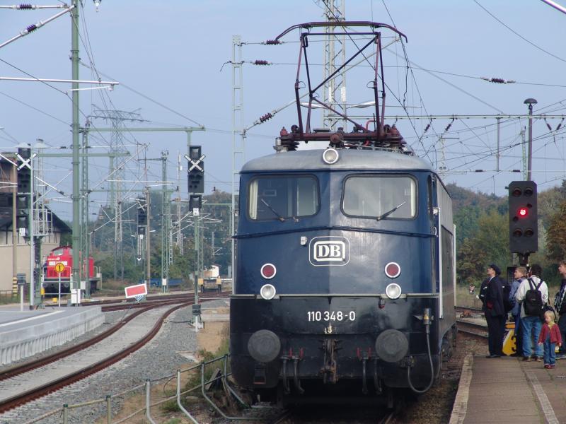 Die 110 348-0 brachte einen Sonderzug zum  Wochenende der offenen T�ren  nach Schwerin.Aufgenommen am 02.10.04 im Hbf.Schwerin.