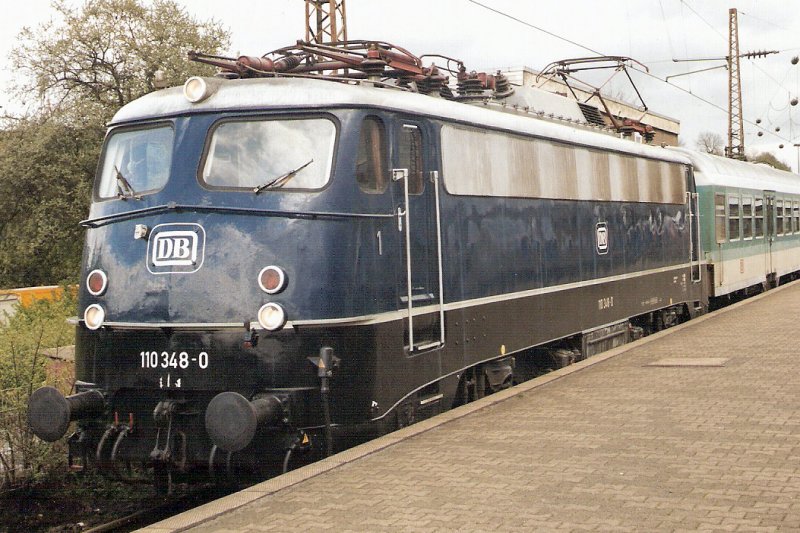 Die 110 348-0 in Wuppertal Oberbarmen auf dem weg nach Koblenz  Bildscan 1999