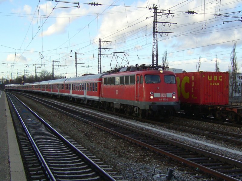 Die 110 352 mit einem 10 Wagen Regionalzug bei der Durchfahrt am 06.02.2008 in Mnchen Pasing. 