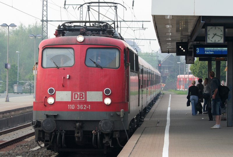Die 110 362-1 auf dem RE4 Verstrker am 14.04.2009 in Rheydt HBF