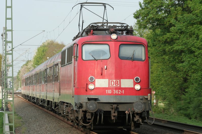 Die 110 362-1 auf dem RE4 Verstrker kurz vor Geilenkirchen am 20.04.2009