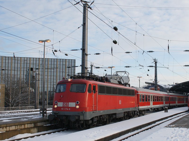 Die 110 374 mit einer RB am 05.01.2009 bei der Ausfahrt aus dem Klner Hbf. 