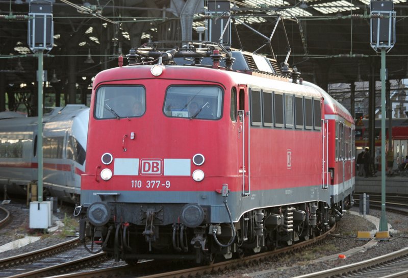Die 110 377-9 verlsst Aachen HBF mit dem geendeten RE4 Verstrker von Dsseldorf nach Aachen zum Abstellbahnhof Aachen Rothe Erde, aufgenommen am 31.07.2009