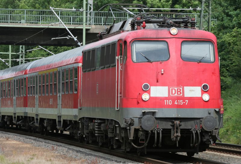 Die 110 415-7 auf dem RE4 Vers�rker bei der Einfahrt Lindern am 03.06.2009