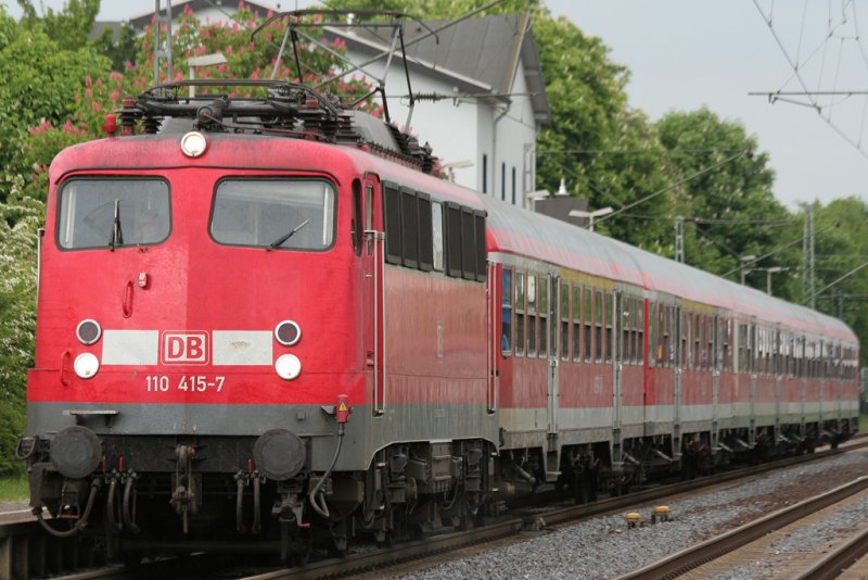 Die 110 415-7 mit dem RE4 Verstrker in Geilenkirchen am 08.05.2009