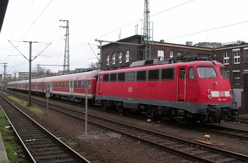 Die 110 415-7 steht im D�sseldorfer Hauptbahnhof und wartet auf einen neuen Einsatz. Das Foto entstand am 03.04.2007
