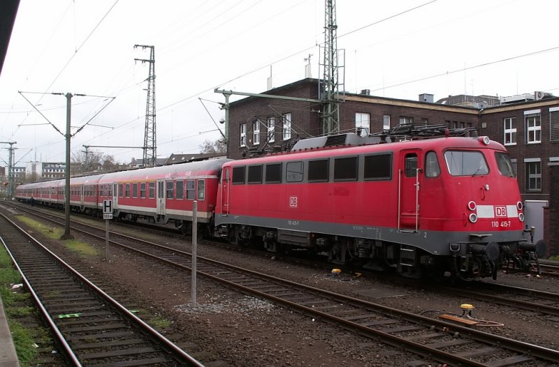 Die 110 415-7 steht im Dsseldorfer Hauptbahnhof und wartet auf einen neuen Einsatz. Das Foto entstand am 03.04.2007