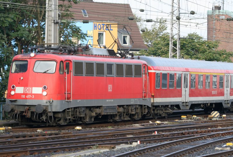 Die 110 417-3 zieht an diesem Morgen die RB48(Kln-WUppertal) zur Bereitstellung in den Klner HBF ein, aufgenommen am 18.10.2009