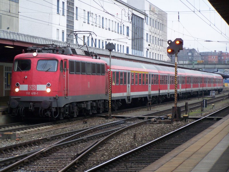Die 110 418-1 stand am 30.November 2007 mit einem Regionalzug im Bahnhof Ulm Hbf. Der Zug fuhr von Ulm Hbf nach Geislingen/Steige.