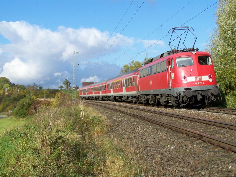 Die 110 425-6 ist am 18.Oktober 2007 mit einer RegionalBahn RB von Aalen nach Donauwrth unterwegs. Hier kurz vor Goldshfe.