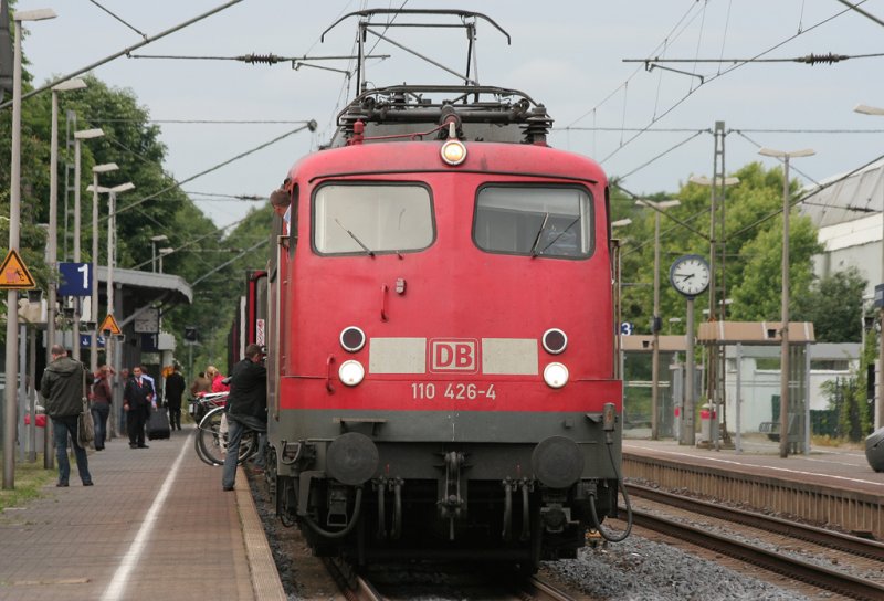 Die 110 426-4 auf dem RE4 Verstrker in Geilenkirchen am 03.06.2009