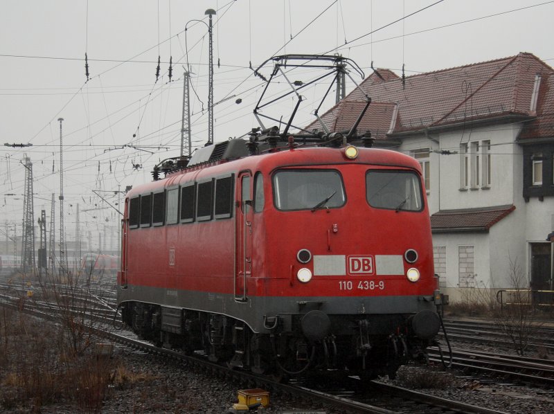 Die 110 438 am 22.02.2009 bei einer Rangierfahrt in Leipzig Hbf.