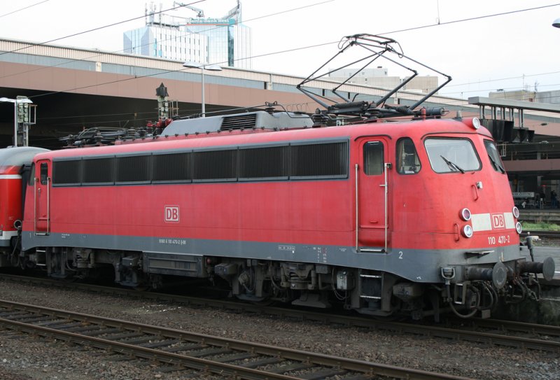 Die 110 470-2 stellt gerade die RB35 nach Wesel bereit, eher eine seltenere Lok auf der RB35, aufgenommen in Dsseldorf HBF am 16.10.2009