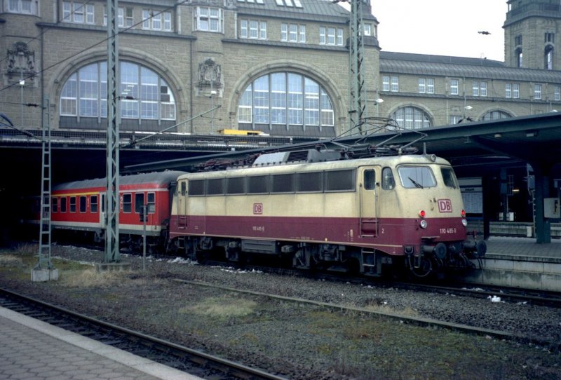 Die 110 485-0 ist mit einem RB/RE aus Kiel in Hamburg Hbf eingetroffen. (Mrz 2001/Analoges Archivbild)
