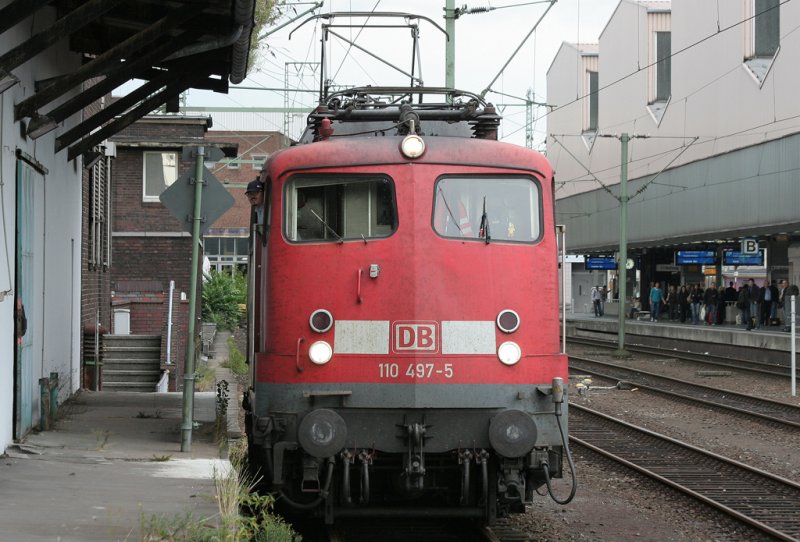 Die 110 497-5 steht fr eine Weile Lz in Dsseldorf HBF, man bemerke den belst netten Lokfhrer, der stolz eine seiner letzten Fahrten mit dieser E-Lok beginnt, aufgenommen am 04.09.2009 in Dsseldorf HBF