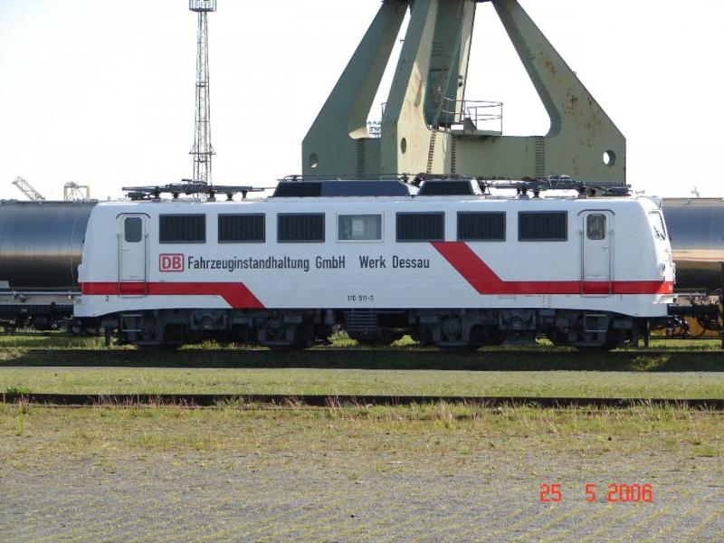 Die 110 511-3 stand Donnerstagmorgen im Seehafen Rostock. Am frhen Nachmittag brachte sie ihren Gz nach Lbbenau. 25.5.06