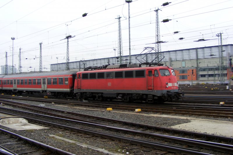 Die 110 ist gerade aus dem Frankfurter Hauptbahnhof herausgefahren.
das Bild ist am 13.12.2008 aufgenommen.