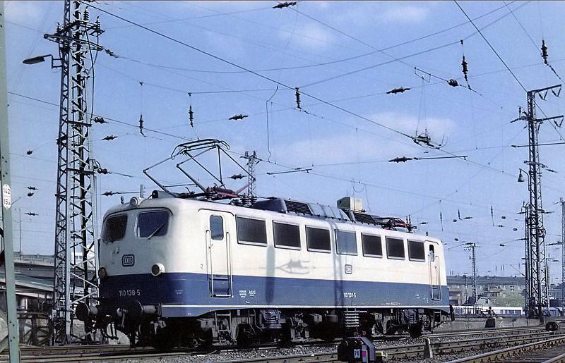 Die 110138 vom Bw Kln-Deutzerfeld, wartet in Hagen auf die
Ausfahrt aus dem Bw, um im Personenbahnhof einen Zug aufzunehmen.
Aufn. 1985