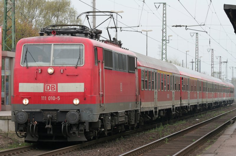 Die 111 010-5 einem RE5 Verstrker von Dsseldorf nach Emmerich am 07.04.2009 in Oberhausen Sterkrade