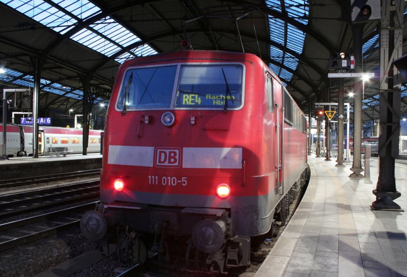Die 111 010-5 mit dem RE4 ab Aachen nach Dortmund in Aachen am 30.01.2009, Abfahrt 19:13 Uhr