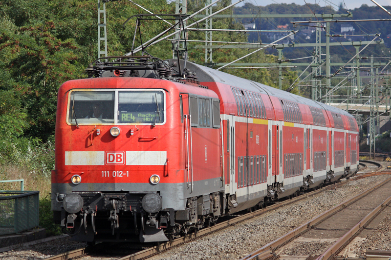 Die 111 012-1 mit dem RE4 richtung Aachen in Wuppertal Vohwinkel am 25,09,09