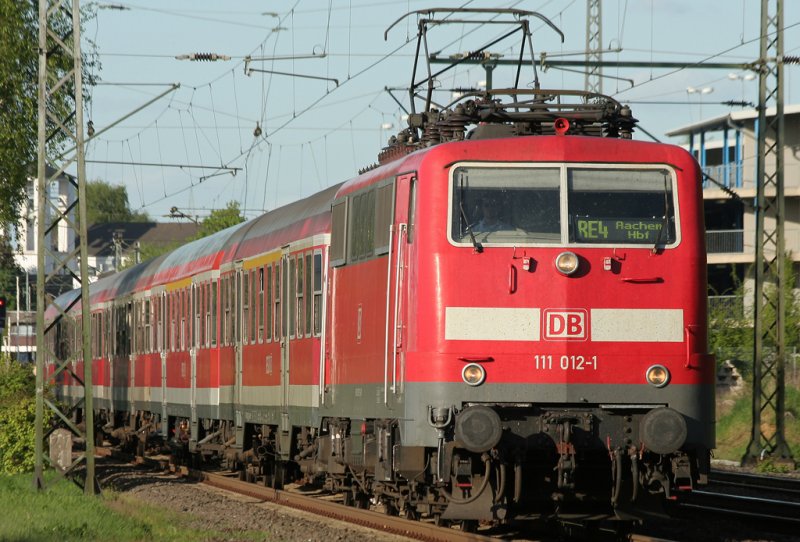 Die 111 012-1 zieht den RE4 Verstrker aus Geilenkirchen am 22.04.2009