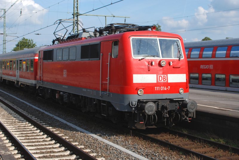 Die 111 014 im Bahnhof Emmerich am 10/08/09.